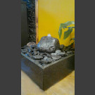 Zimmerbrunnen grau-schwarzer Findling 15cm in 4eckigem Granitbecken