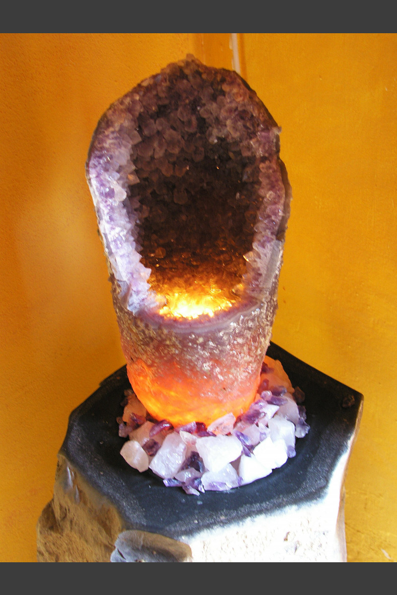 Caius hart Oranje Basalt Fontein met Amethist Geode "Luz Amethysta" - Wooninrichting -  Monolithique